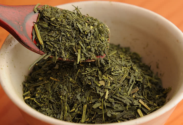 「一番茶」を注ぐ鯛茶漬け